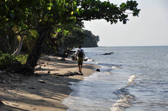 Caminhando em praia de Livingston, no litoral caribenho da Guatemala